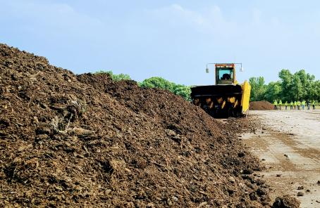Pile of compost and equipment at Beatrice Compost Site